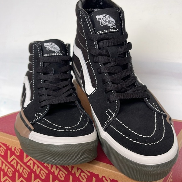 Vans WMNS Sk8-Hi Rearrange Utility Block Black
VN000CRMBLK
Sneakers - Picture 11 of 16